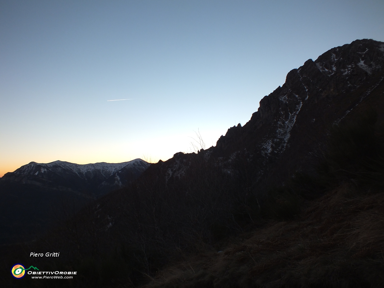 89 il sole è sceso dietro il Monte Grona.JPG